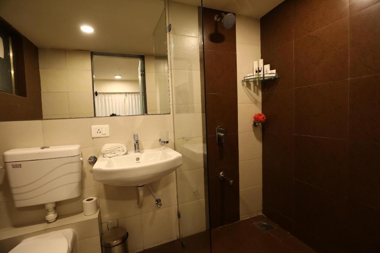 Homestays At Rajhans Belliza Near Airport Surat Exterior photo